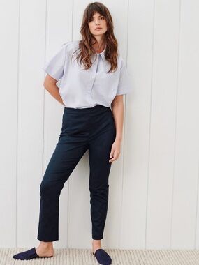 Jenni Kayne Weekend Slim Pull-On Elasticized Trousers in Navy Blue Small